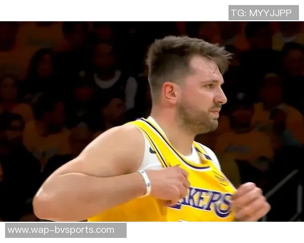 詹姆斯本赛季表现低迷球权到手立刻传给东契奇